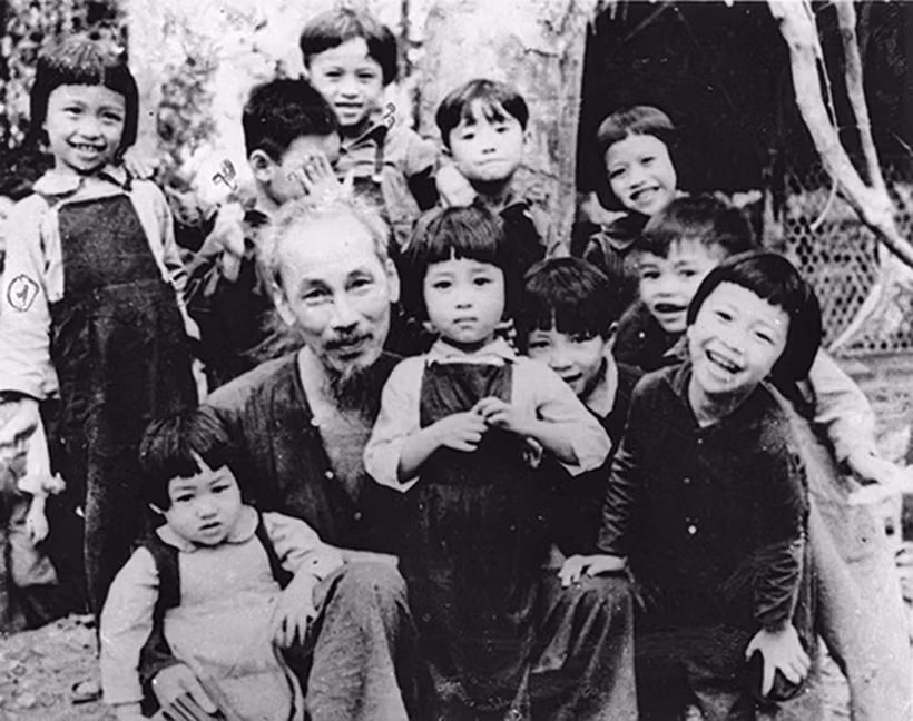 President Ho Chi Minh visits the army’s first boarding kindergarten in the Viet Bac revolutionary base on the occasion of his birthday, May 19, 1953. (File photo: VNA)