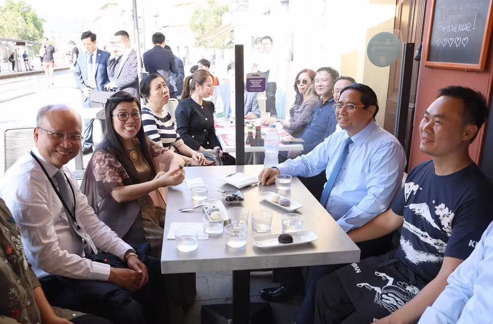 pm-visits-vietnamese-national-in-france.jpg