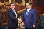PM Pham Minh Chinh (R) and FTSE Russell’s Global Head of Equity and Multi Asset Gerald Toledano (Photo: VNA)