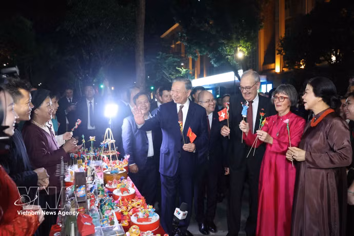 Vietnamese and Swiss leaders enjoy evening stroll around Hoan Kiem Lake