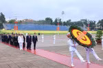 A delegation of incumbent and former Party and State leaders, together with representatives of ministries and agencies, pay tribute to President Ho Chi Minh at his mausoleum in Hanoi on August 17. (Photo: VNA)