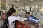 A resident conducts transactions at the Ho Chi Minh City tax department (Photo: VNA)