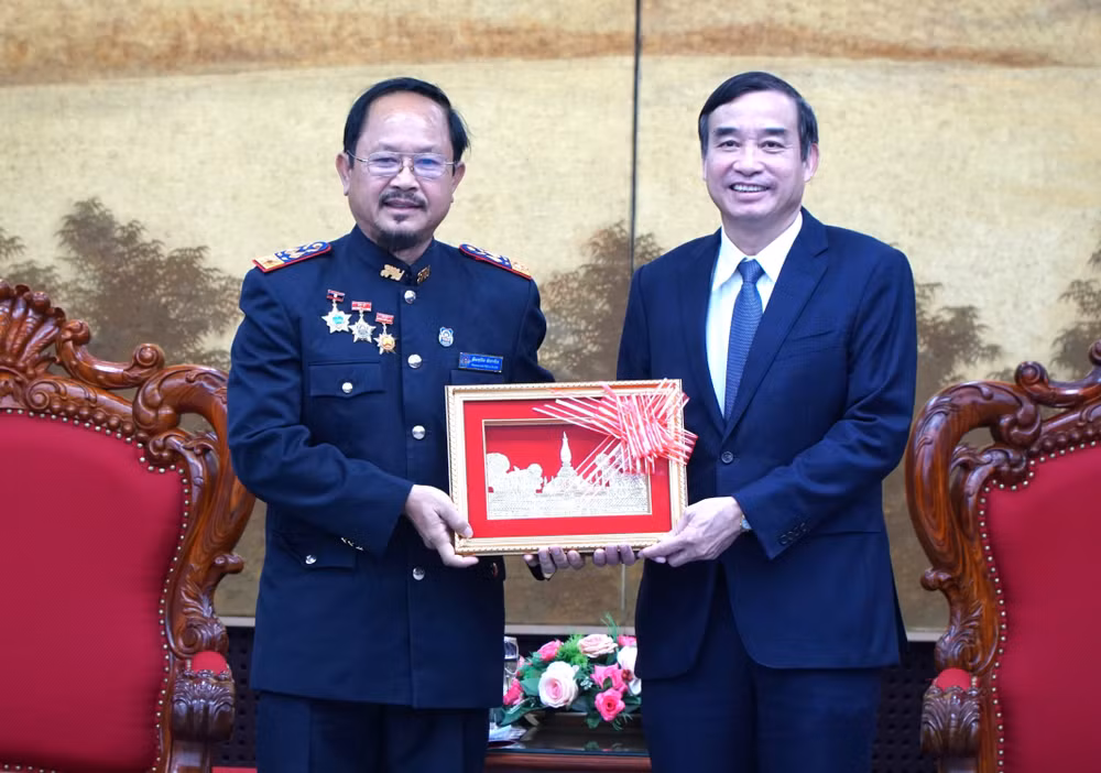 vna_potal_chu_tich_ubnd_thanh_pho_da_nang_tiep_lam_viec_voi_doan_toa_an_nhan_dan_mien_trung_lao_7414713.jpg
