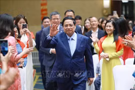 Prime Minister Pham Minh Chinh meets with representatives of the Vietnamese community in China on August 31 morning. (Photo: VNA)