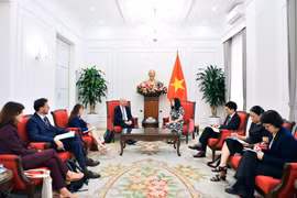 Deputy Minister of Foreign Affairs Le Thi Thu Hang (R) receives Diego Diaz, President of SNCF International under the French National Railway Company, in Hanoi on May 7, 2026. (Photo: Ministry of Foreign Affairs)