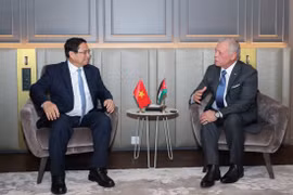 Prime Minister Pham Minh Chinh (L) meets with Jordanian King Abdullah II bin Al-Hussein on the sidelines of the 3rd United Nations Ocean Conference (UNOC 3) in Nice, France. (Photo: VNA)