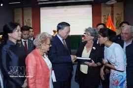 General Secretary of the Communist Party of Vietnam Central Committee and President To Lam meets with representatives of the Vietnamese community in France. (Photo: VNA)