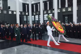 The delegation of the Central Committee of the Communist Party of Vietnam, led by General Secretary To Lam, pays tribute to former State President Tran Duc Luong. (Photo: VNA) 