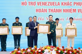 Prime Minister Le Minh Hung (L) presents the First-Class and Second-Class Fatherland Protection Orders to the collectives for their achievements in search and rescue, humanitarian assistance and disaster relief operations in Venezuela. (Photo: VNA)