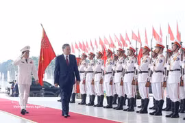 Party General Secretary and State President To Lam reviews the guard of honour of the People's Security Force. (Photo: VNA)