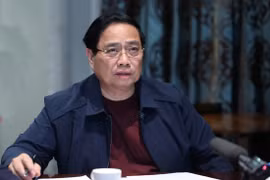 Prime Minister Pham Minh Chinh chairs an urgent online meeting from South Africa on flood response in the central region. (Photo: VNA)
