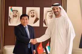 Deputy PM Nguyen Chi Dung (left) meets with Minister of Economy Abdulla Bin Touq Al Marri. (Photo: chinhphu.vn)