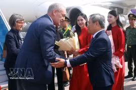 Chairman of the Hanoi People’s Committee Vu Dai Thang (R) welcomes Swiss President Guy Parmelin and his spouse Caroline Parmelin at Noi Bai International Airport. (Photo: VNA)