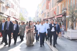 Vietnamese Prime Minister Pham Minh Chinh and his spouse visit the old town and cultural works of Nice. (Photo: VNA)