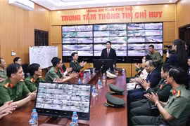 State President Luong Cuong talks with officers and soldiers who are on duty at the command information centre. (Photo: VNA)