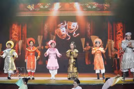 A performance of classic "cai luong" excerpts at a 2026 competition to look for talents. (Photo: VNA)
