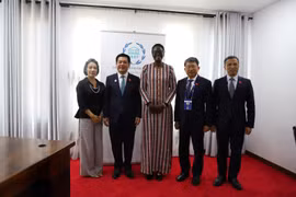 Vice President of the Vietnamese National Assembly Nguyen Hong Dien (second, left), IPU President Tulia Ackson (centre) and delegates pose for a group photo. (Photo: Ministry of Foreign Affairs)