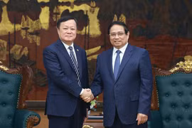 Prime Minister Pham Minh Chinh (R) receives Chairman of the Commercial Aircraft Corporation of China, Ltd. (COMAC) He Dongfeng in Hanoi on April 14. (Photo: VNA)