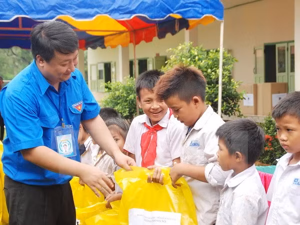 Hanoi youths join voluntary activities in Laos ảnh 1