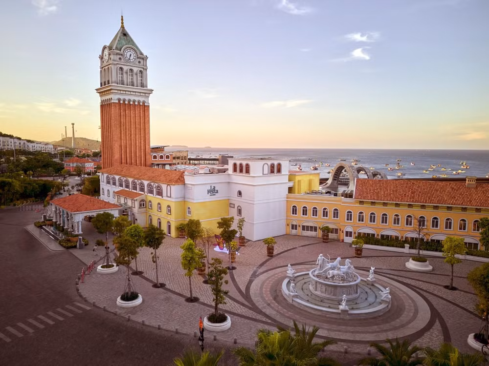 Things that make Sunset Town, Phu Quoc, ideal place to celebrate New Year 2024 in Vietnam ảnh 4 Things that make Sunset Town, Phu Quoc, ideal place to celebrate New Year 2024 in Vietnam ảnh 4