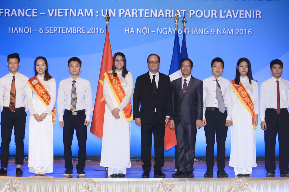 President Hollande talks to Vietnamese students ảnh 1 President Hollande talks to Vietnamese students ảnh 1