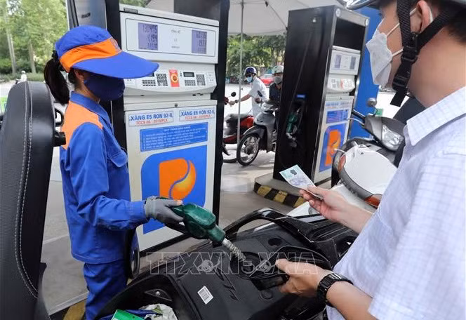 Petrol prices forecast to experience slight fluctuations in next adjustment: VPI ảnh 1 Petrol prices forecast to experience slight fluctuations in next adjustment: VPI ảnh 1