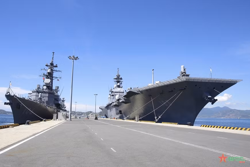 Japan’s destroyers make port call in Vietnam ảnh 1