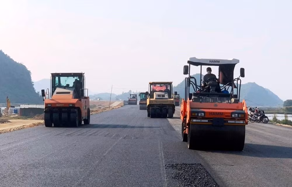 Transport minister clears up transport infrastructure, vehicle registration questions ảnh 1