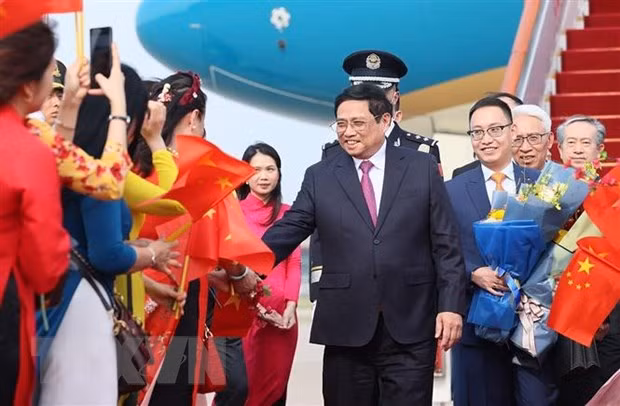 PM Pham Minh Chinh arrives in Beijing, starts official visit to China ảnh 1