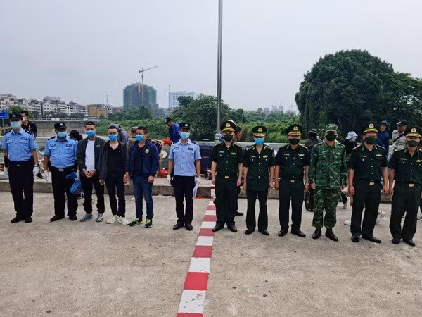 Three Chinese men illegally entering Vietnam sent back to their country ảnh 1