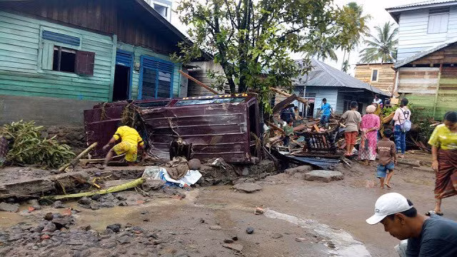 Five killed, hundreds displaced in flash floods in Indonesia ảnh 1