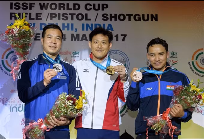 Vietnamese Olympic medalist wins World Cup shooting silver ảnh 1