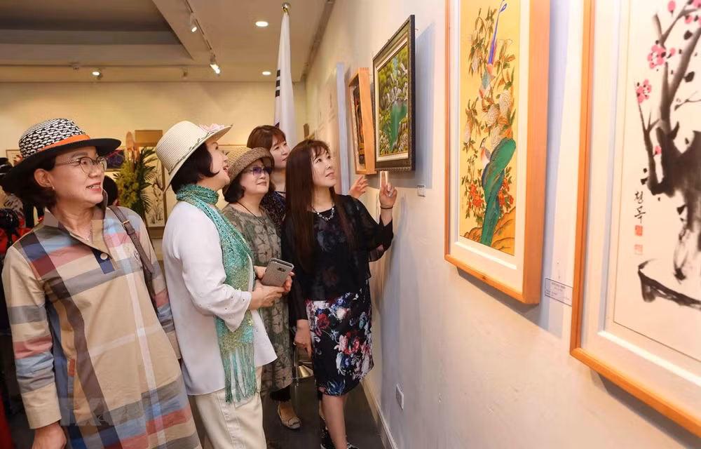 First Vietnam-RoK int’l fine arts exhibition held ảnh 1