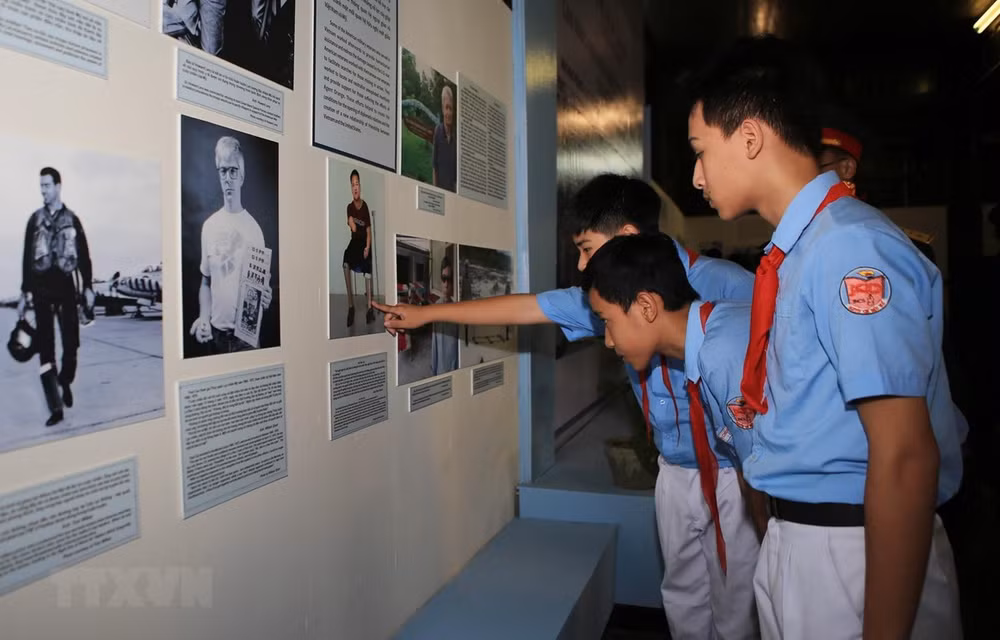 Exhibition spotlights US unjust war in Vietnam ảnh 1