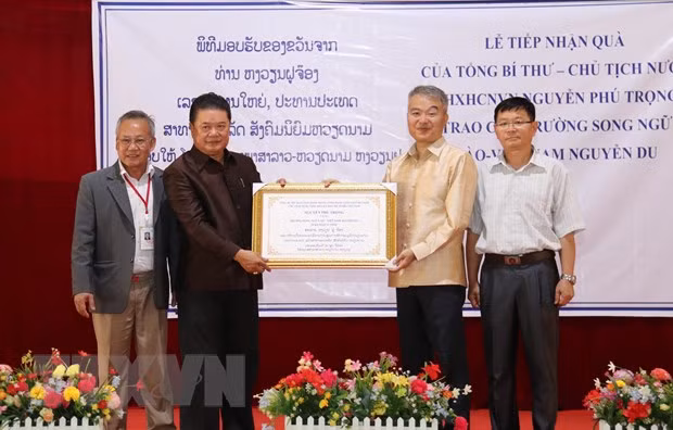 Party, State leader’s gifts presented to Laos-Vietnam school in Vientiane ảnh 1