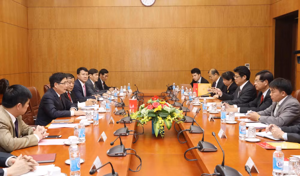 Vietnam, Laos share know-how in building economic development policies ảnh 1