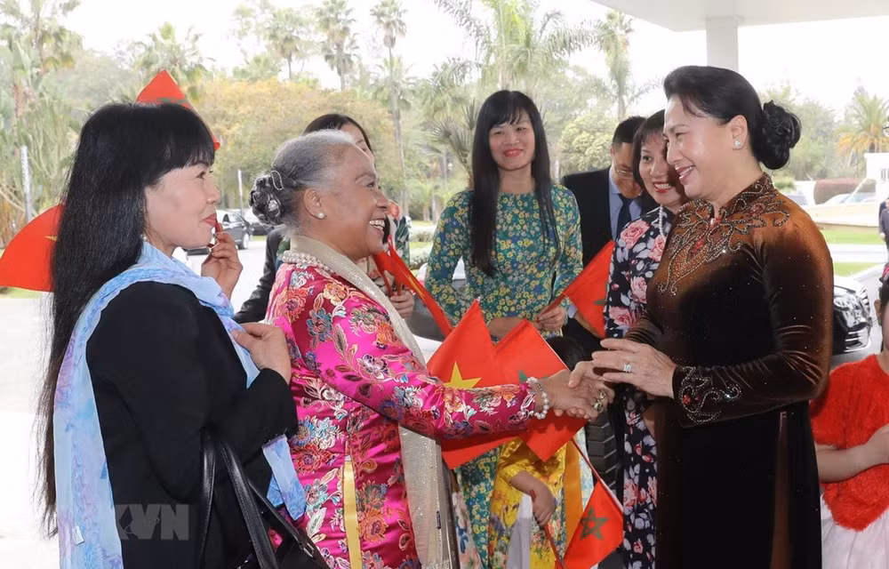 NA leader meets Vietnamese embassy staff, community in Morocco ảnh 1