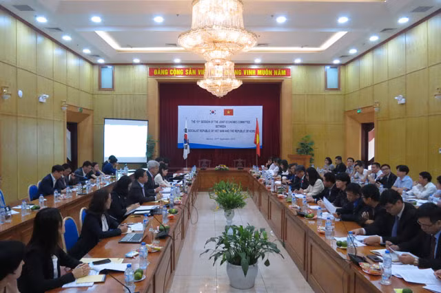 Vietnam, RoK review partnerships, look to spur economic relations ảnh 1