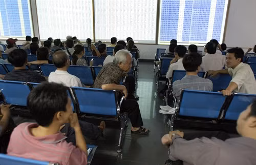 Blue chips lift market for third day ảnh 1