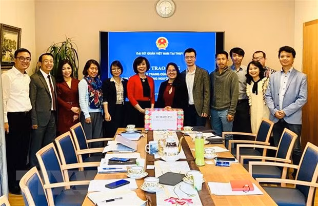 Vietnam sends masks to OVs in Switzerland amidst COVID-19 ảnh 1 Vietnam sends masks to OVs in Switzerland amidst COVID-19 ảnh 1