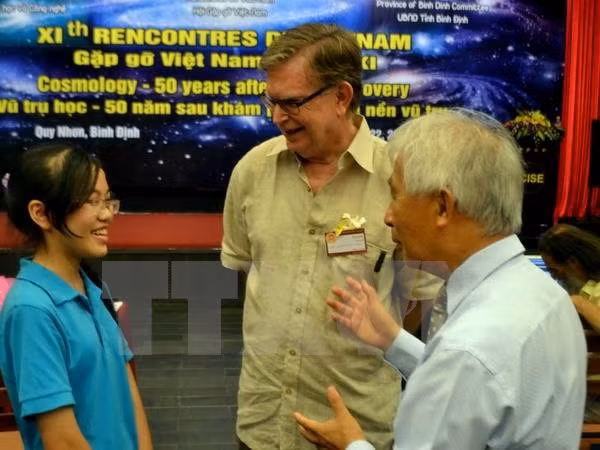 US Physics Nobel laureate meets with Binh Dinh students ảnh 1