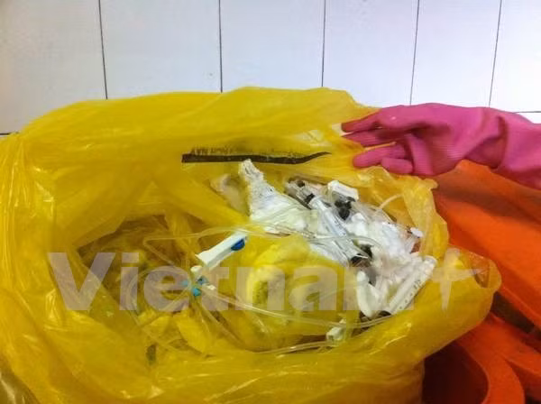 WB, Quang Ngai discuss medical waste treatment project ảnh 1