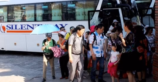 Khanh Hoa: Travel firm fined for hiring illegal foreign workers ảnh 1