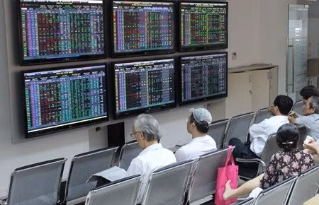 Vietnamese stocks down on profit taking ảnh 1