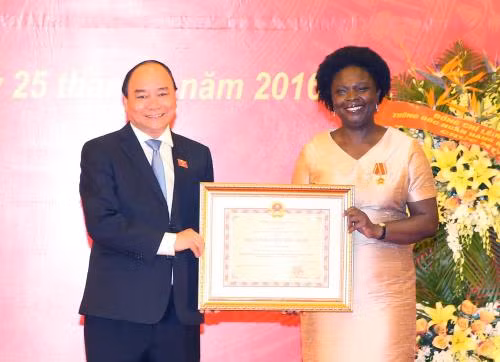 Victoria Kwakwa awarded Friendship Order ảnh 1