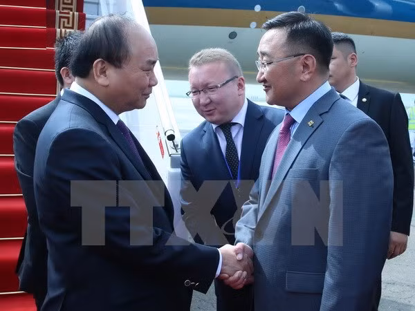 Prime Minister arrives in Ulan Bator, begins official visit ảnh 1