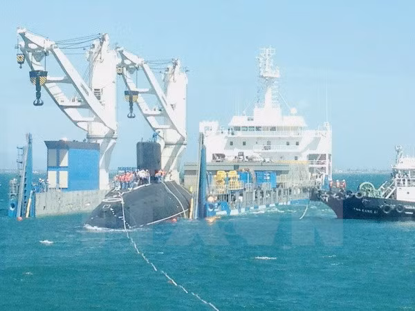 Fifth Kilo submarine arrives at Cam Ranh Port ảnh 1