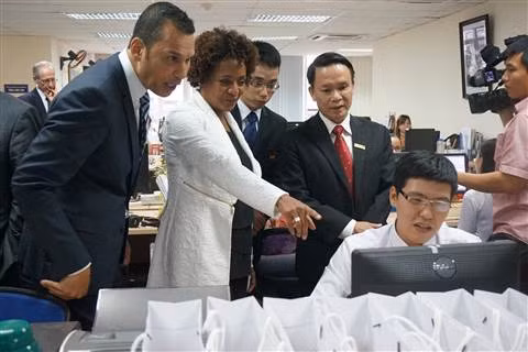 OIF Secretary General visits French-language newspaper ảnh 1
