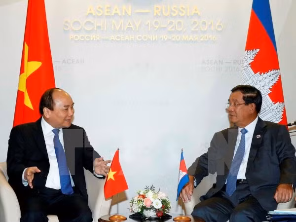 PM holds bilateral meetings on ASEAN-Russia summit sidelines ảnh 1