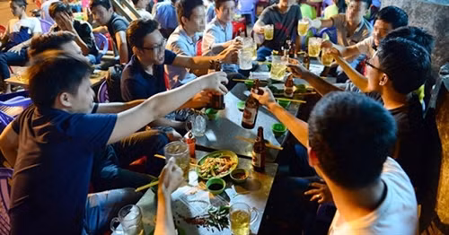Survey looks at alcohol consumption in Vietnam ảnh 1